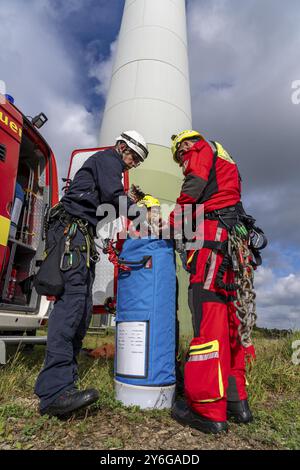 Höhenretter der Feuerwehr Gelsenkirchen üben das Abseilen von einer Windkraftanlage aus einer Höhe von 110 Metern nach der Rettung eines Unfallflugs Stockfoto