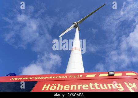 Höhenretter der Feuerwehr Gelsenkirchen üben das Abseilen von einer Windkraftanlage aus einer Höhe von 110 Metern nach der Rettung eines Unfallflugs Stockfoto