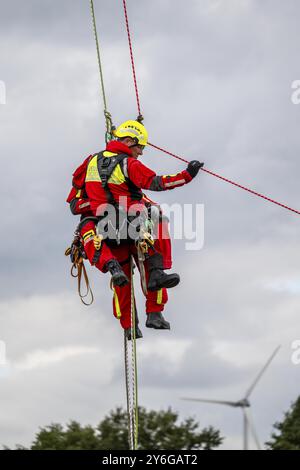 Höhenretter der Feuerwehr Gelsenkirchen üben das Abseilen von einer Windkraftanlage aus einer Höhe von 110 Metern nach der Rettung eines Unfallflugs Stockfoto