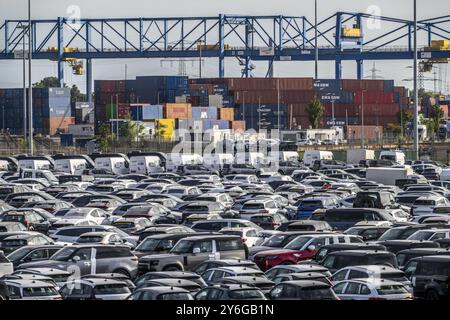 Autoterminal im Binnenhafen Logport I, Duisburg am Rhein, Fahrzeugabfertigung von Neuwagen, Lagerplatz, hinteres Containerterminal, Nordrhein- Stockfoto