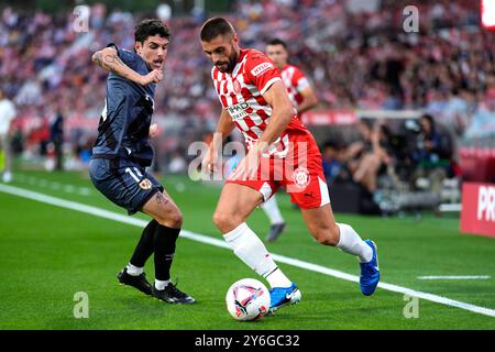 Girona, Spanien. September 2024. Camello (Rayo Vallecano) duelliert um den Ball gegen David Lopez (Girona FC) während des Fußballspiels La Liga zwischen Girona FC und Rayo Vallecano im Montilivi-Stadion am 25. September 2024 in Girona, Spanien. Foto: Siu Wu Credit: dpa/Alamy Live News Stockfoto