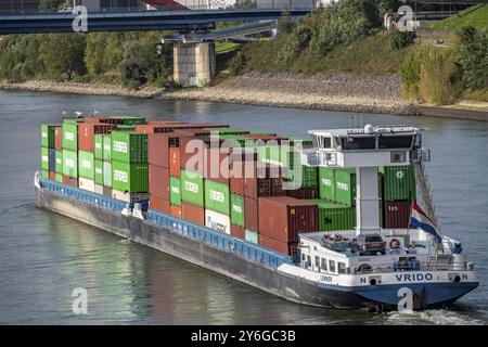 Das mit Containern beladene niederländische Frachtschiff Vrido auf dem Rhein bei Duisburg stromabwärts, Nordrhein-Westfalen, Deutschland, Europa Stockfoto