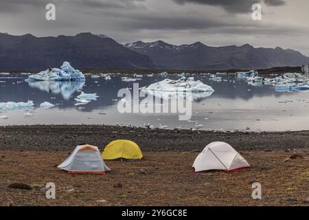 Zelte vor der Gletscherlagune, Eisberge, Camping, Berge, bewölkt, Winter, Joekulsarlon, Island, Europa Stockfoto