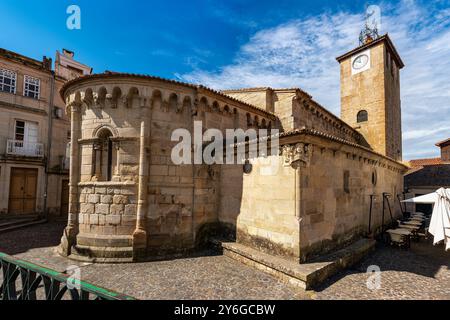 Romanische Steinkirche im malerischen Dorf Allariz, Provinz Orense, Galicien. Stockfoto