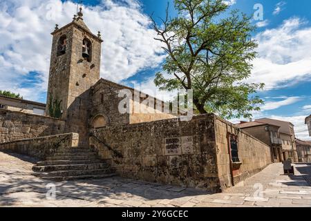 Romanische Steinkirche im malerischen Dorf Allariz, Provinz Orense, Galicien. Stockfoto