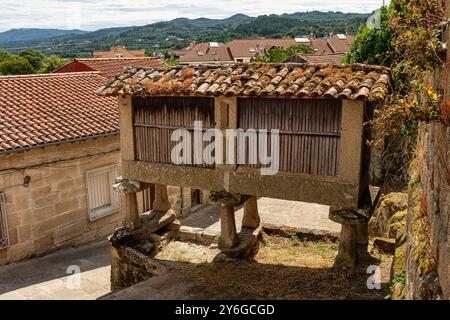 Malerisches Dorf in Galicien mit alten Gebäuden namens Horreo, um das Getreide der Ernte zu lagern, Allariz. Stockfoto