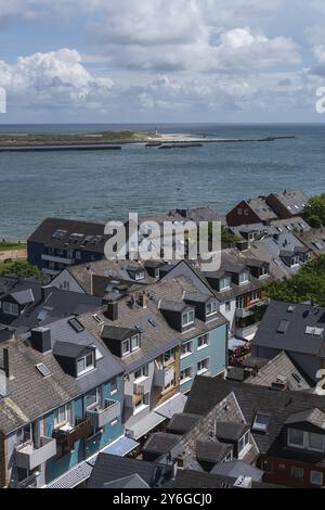 Blick vom Oberland auf die Düne der vorgelagerten Insel Helgoland, Südstrand mit Leuchtturm, Gebäude im Unterland, Nordsee, Pinneberg d Stockfoto