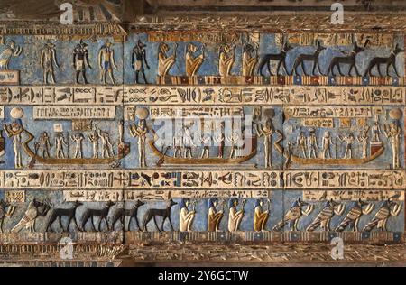 Hieroglyphische Schnitzereien und Malereien auf die Innenwände eines antiken ägyptischen Tempel in Dendera Stockfoto