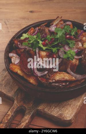 Lebensmittelfotografie, Ojakhuri, ein traditionelles georgisches Gericht, gebratene Kartoffeln mit Fleisch, in einer Tonpfanne, Blick von oben, ohne Menschen, hausgemacht Stockfoto