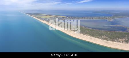 Panoramablick von oben auf Sandstrand, Flussmündungen und Schwarzes Meer, Anapa Resort. Russland Stockfoto