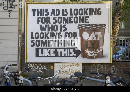 Berlin, Deutschland, Juni 2022, Illustrative Editorial: Große Werbung für veganes Eis auf Oatly-Basis in den Straßen einer Stadt, Europa Stockfoto