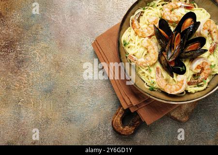 Essen, Spaghetti Carbonara, mit Garnelen und Muscheln, Meeresfrüchte in cremiger Knoblauchsoße, hausgemacht, keine Leute Stockfoto