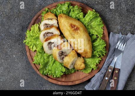 Essen, Essen, PERUANISCHES CHILENISCHES traditionelles Gericht PAPA RELLENA Fleisch gefüllte Kartoffelpüree auf Holzteller Stockfoto