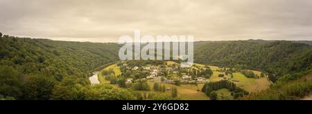 Panoramablick auf Frahan und Semois vom Aussichtspunkt Rochehaut, Bouillon, Wallonien, Belgien. Hufeisenbogen. Provinz Luxemburg Stockfoto