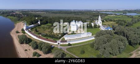 Panoramablick auf das orthodoxe Männerkloster St. Georg (Juriev) in Veliky Nowgorod, Russland, Europa Stockfoto