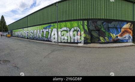 Santiago de Compostela, Spanien, 11. September 2023: Blick auf eine Straße in Santiago de Compostela mit einem Wandbild, das den Jakobsweg in Europa zeigt Stockfoto