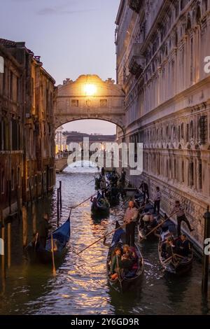 Venedig, Italien, November 2014: Blick auf die Seufzerbrücke in Venedig mit Gondeln im Kanal bei Sonnenuntergang, Europa Stockfoto