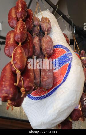 Rohe iberische Schinkenschenkel hängt mit Salami in einem argentinischen Lebensmittelgeschäft Stockfoto