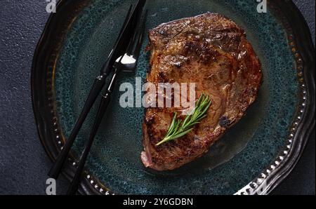 Essen, gegrilltes Steak, Rindfleisch, Rib Eye Steak, auf einem Teller, Draufsicht, keine Leute Stockfoto