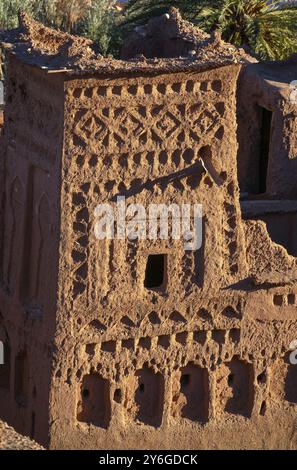 Turm der Kasbah Ait Ben Haddou bei Sonnenuntergang, Marokko, Afrika Stockfoto