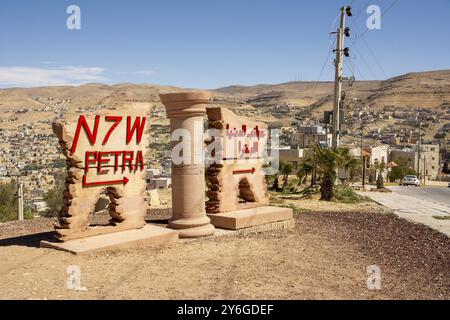 Wadi Musa, Jordanien, März 2020: Petra Begrüßungs- und Richtungsschild an der Autobahn nach Wadi Musa, Asien Stockfoto