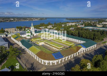 Luftaufnahme des alten Gostiny Dvor in der alten russischen Stadt Kostroma am Ufer des Wolga-Flusses, Russland, Europa Stockfoto