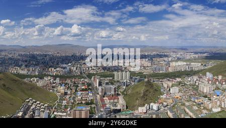 Panoramablick auf die Stadt Ulaanbaatar und das Denkmal auf Zaisan Tolgoi, Mongolei, Asien Stockfoto