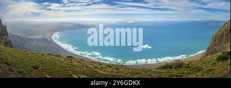 Mirador Rincon de Haria, breiter Panoramablick und Blick aus einem hohen Winkel auf die dramatische Nordküste der Kanarischen Insel Lanzarote. Famara Strand in der Ferne Stockfoto