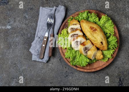 Essen, Essen, PERUANISCHES CHILENISCHES traditionelles Gericht PAPA RELLENA Fleisch gefüllte Kartoffelpüree auf Holzteller Stockfoto