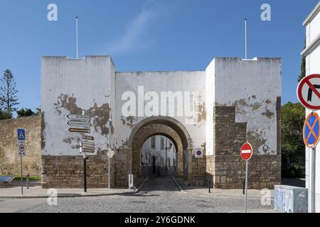 Faro, Portugal, September 2022: Blick auf den Arco do Repouso, Tor zur Altstadt von Faro in Portugal, Europa Stockfoto