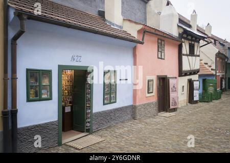 Prag, Tschechische Republik, 16. Februar 2014: Blick auf das Franz-Kafka-Haus, Nr. 22 im Goldenen Lane in Prag, Tschechische Republik, Europa Stockfoto