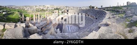 Panorama des nördlichen Theaters, römische Ruinen von Gerasa, an der historischen Stätte von Jerash in Jordanien Stockfoto