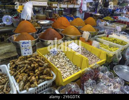 Gewürze, Wurzeln und Kräutern auf den Zähler, der Markt in Thailand Stockfoto