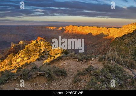 Dramatischer Sonnenuntergangshimmel über dem Grand Canyon Nationalpark am Südrand. Schönheit in der Natur Stockfoto