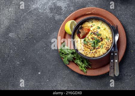 Essen, Essen, CHILENISCHES ESSEN. Gebackenes Krabbenfleisch mit Käse, Sahne und Brot. Traditionelles Gericht der chilenischen Küste. Pastell o chupe de Jaiba Stockfoto