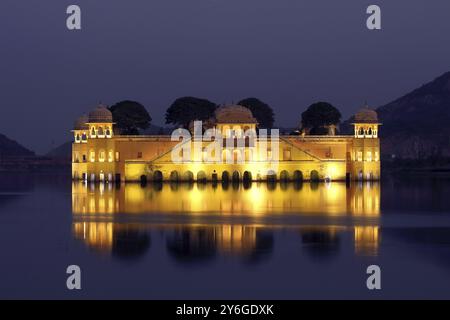 JAL mahal Palast am See bei Nacht in Jaipur Indien Stockfoto