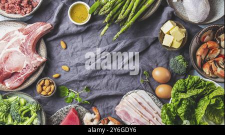 Lebensmittel, vegetarische und tierische Proteine, Kohlenhydrate und Fettquellen. Kohlenstoffarme Ernährung und ketogene Ernährung. Gesunder Lebensmittelhintergrund mit Kopierraum Stockfoto