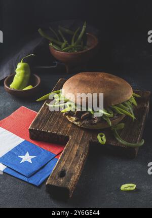 Lebensmittelfotografie, chilenischer lateinamerikanischer Sandwich-Burger Chacarero mit erstklassigen Rindfleischscheiben und grüner Bohne auf schwarzem Hintergrund Stockfoto
