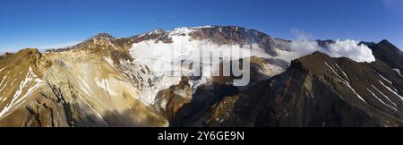 Luftpanorama des Kraters mit Fumarolen des aktiven Vulkans Mutnovsky, Kamtschatka, Russland, Europa Stockfoto