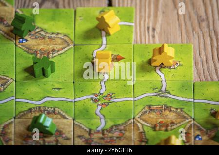 Antwerpen, Belgien, November 2020: Illustratives Editorial: Carcassonne Brettspiel mit Fliesen und Meeples auf hölzernem Hintergrund, Europa Stockfoto