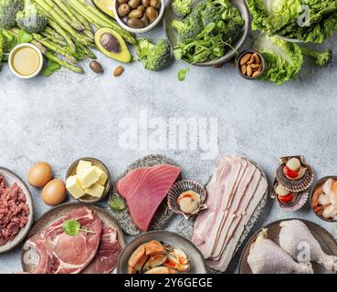 LEBENSMITTEL, KETOGENE DIÄT LOW CARB KONZEPT. Vegetarische und tierische Protein-, Carb- und Fettquellen. Gesunder Lebensmittelhintergrund mit Kopierraum Stockfoto