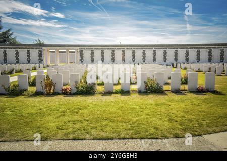 Passendale, Westflandern, Belgien, 12.08.2018: Blick auf den Fluss Tyne Cot Commonwealth Kriegsgräber Friedhof und Denkmal für die Fehlende, Grabstätte für Th Stockfoto