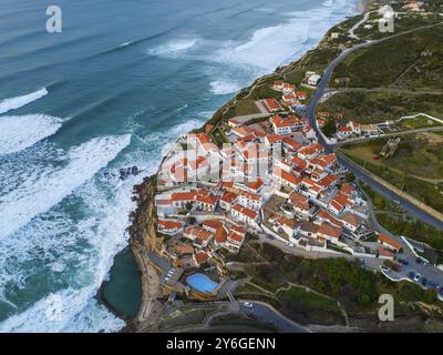 Aus der Vogelperspektive auf die wunderschöne Küstenstadt Azenhas do Mar in Portugal. Die malerische Stadt am Atlantik Stockfoto