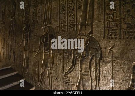 Hieroglyphische Zeichnungen und Gemälde an der Wand des dunklen Korridors des alten ägyptischen Tempels Stockfoto