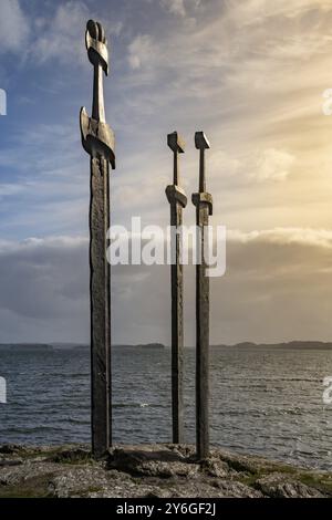 Hafrsfjord, Norwegen, Mai 2014: Schwerter in Felsendenkmal in Hafrsfjord, Norwegen, Nachbarschaft von Madla, einer Stadt von Stavanger, geschaffen von Fritz Roed Stockfoto