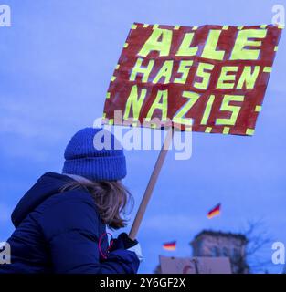 Deutschland, Berlin, 21. Januar 2024, Protest gegen AfD und Rechtsextremismus, Demonstration vor dem Bundestag, breiter Parteienbund Stockfoto