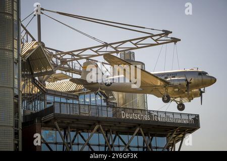 Berlin, Deutschland, Juni 2022: Blick auf den Eingang des Deutschen Technikmuseums (Deutsches Technikmuseum) in Berlin mit C47 Militärflugzeug Stockfoto