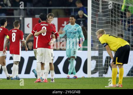 ALKMAAR - (l-r) Troy Parrott von AZ Alkmaar, David Moller Wolfe von AZ Alkmaar feiern den Sieg beim UEFA Europa League-Spiel zwischen AZ Alkmaar und IF Elfsborg im AFAS-Stadion am 25. September 2024 in Alkmaar, Niederlande. ANP BART STOUTJESDIJK Stockfoto