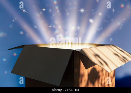 Geöffnete Magical Box mit Lichtstrahlen und funkelnden Lichtern, magische und geheimnisvolle Momente, was sich im Inneren befindet Stockfoto