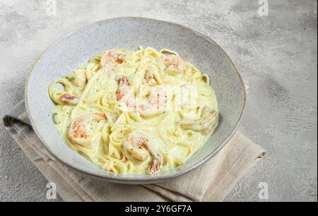 Lebensmittelfotografie, Spaghetti mit Garnelen, in Sahnesauce, hausgemacht, keine Leute Stockfoto